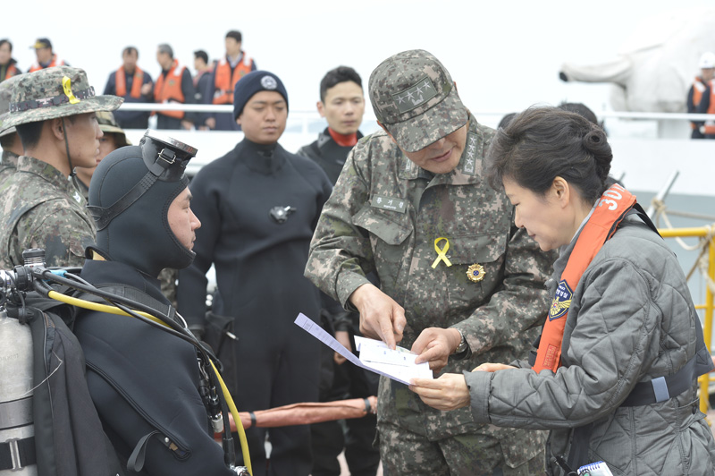 세월호 참사 희생자를 추모하는 노란리본을 달고 과거 박근혜 대통령 앞에 섰던 황기철 전 해군참모총장의 모습.