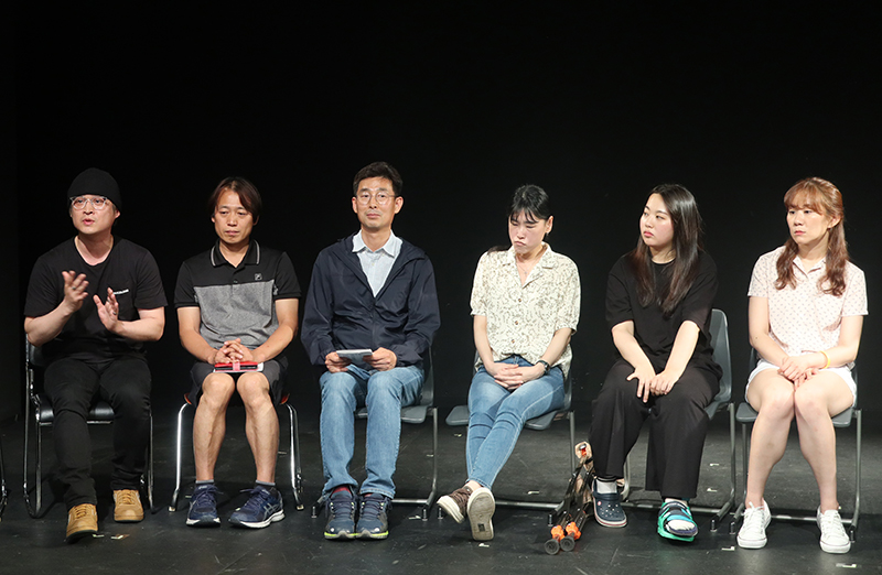 연극 ‘개천의 용간지’를 연출한 백석현 연출가(왼쪽)가 대학로 아름다운극장에서 공연을 마친 후 관객의 질문에 대답하고 있다. (2019.07.05)