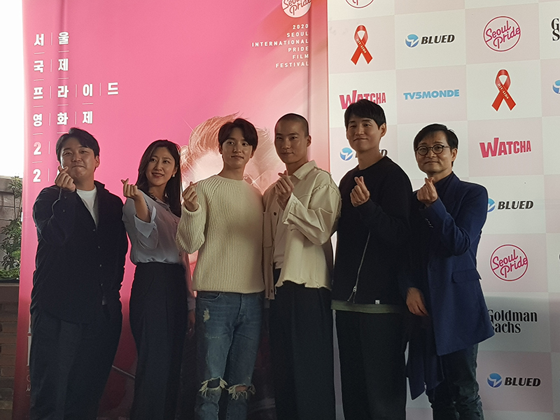 곽민규, 염문경, 정휘, 이홍내, 강정우 배우와 김조광수 집행위원장이 13일 '서울국제프라이드영화제' 기자간담회 이후 사진 촬영에 임하고 있다.