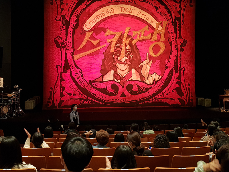 14일 명동예술극장에서 연극 '스카팽'이 종료된 후, 관객들이 배우와 스텝들에게 박수 갈채를 보내고 있다. 코로나19로 인해서 관객들은 한 칸씩 띄어 앉아 공연을 관람했다. (2020.10.14)