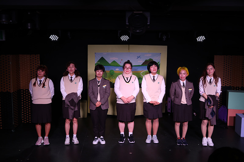 4.16가족극단 '노란리본'의 연극 '장기자랑'이 지난 12일 서울 대학로 플랫폼74극장에서 상연됐다. 엄마들이 수학여행을 앞두고 '장기자랑'을 준비하고 있는 고등학생으로 분해 열연 중이다.(2020.11.12)
