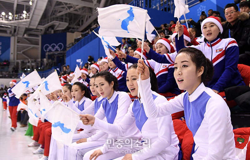 2018평창동계올림픽 여자 아이스하키 조별예선 2차전 남북단일팀과 스웨덴의 경기에서 북한 응원단이 단일팀을 응원하고 있다.