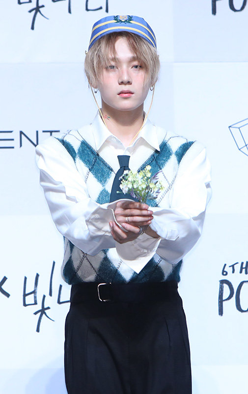 펜타곤 이던, 꽃을 든 남자[포토] - 민중의소리