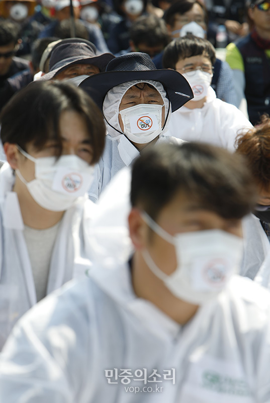 방진복과 마스크 착용한 노동자들(자료사진).