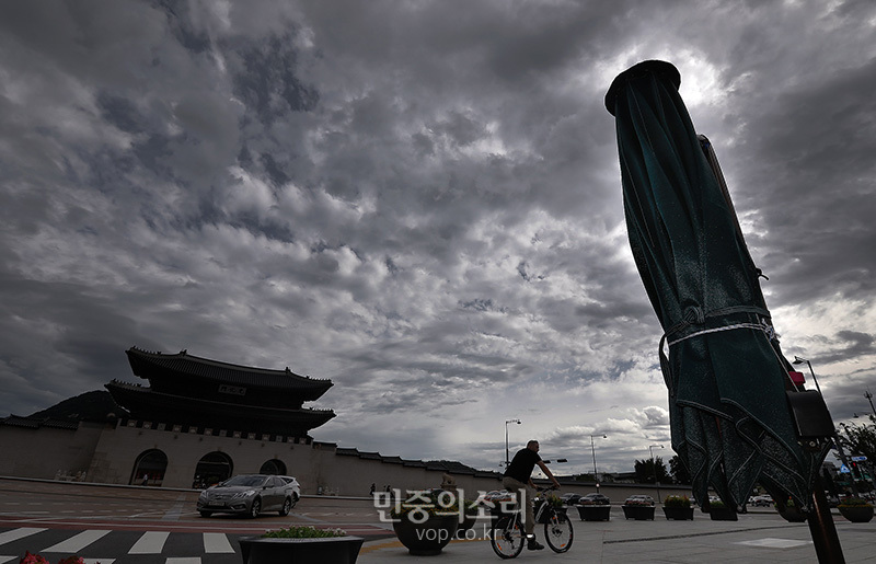 서울 종로구 광화문광장에 설치된 그늘쉼터가 접힌 상태로 단단히 묶여 있다. (자료사진)