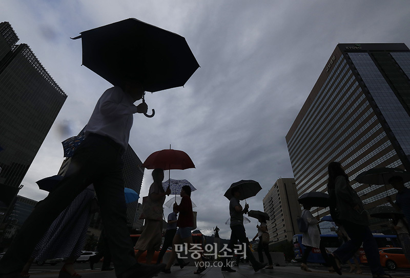 태풍이 한반도에 상륙했으나 서울 종로구 광화문사거리에서 시민들이 우산을 쓴 채 담담하게 출근길을 재촉하고 있다.(2018.8.24)