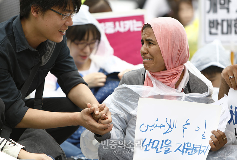 16일 오후 서울 보신각 앞에서 난민인권센터 주최로 열린 '난민과 함께하는 행동의 날' 집회에 참가한 한 난민이 집회 참가자에게 위로를 받고 있다.