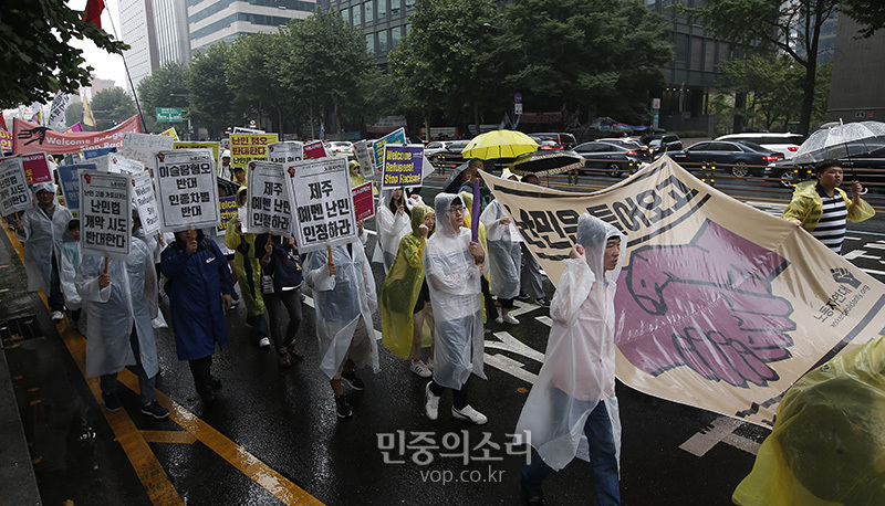 16일 오후 서울 보신각 앞에서 난민인권센터 주최로 열린 '난민과 함께하는 행동의 날' 집회 참가자들이 난민 혐오를 반대하며 효자동 주민센터 방향으로 행진하고 있다.
