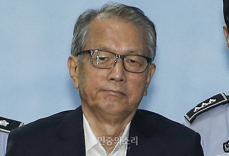 김기춘 전 청와대 비서실장이 5일 오후 서울 서초구 서울중앙지법에서 열린 ‘화이트리스트’ 관련 선고 공판에서 징역 1년 6개월 실형을 선고받은 뒤 다시 구치소로 향하고 있다.