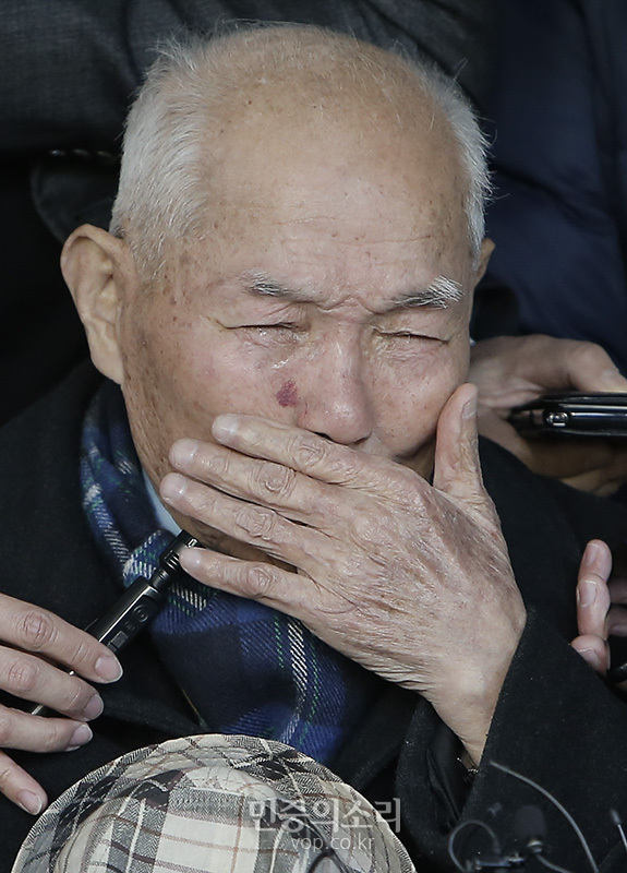 대법원 전원합의체가 일제 강제징용 피해자 4명이 신일본제철(현 신일철주금)을 상대로 낸 1억원의 손해배상 청구 소송 재상고심 선고 공판에서 승소 판결이 내려진 30일 오후 일제 강제징용 피해자 이춘식(94) 할아버지가 서울 서초구 대법원을 나서며 기쁨의 눈물을 흘리고 있다.