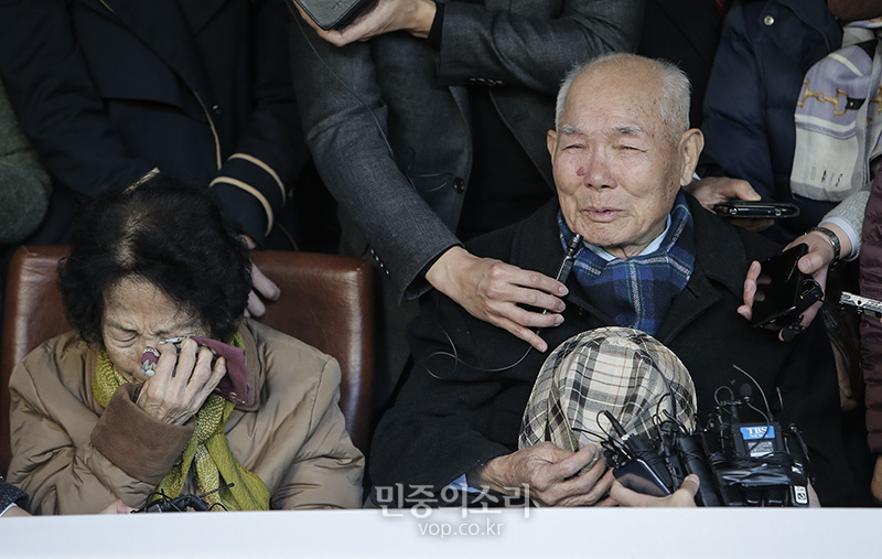 대법원 전원합의체가 일제 강제징용 피해자 4명이 신일본제철(현 신일철주금)을 상대로 낸 1억원의 손해배상 청구 소송 재상고심 선고 공판에서 승소 판결이 내려진 지난해 10월 30일 오후 일제 강제징용 피해자 이춘식(94) 할아버지가 서울 서초구 대법원을 나서며 소감을 밝히던 도중 눈물을 흘리고 있다.