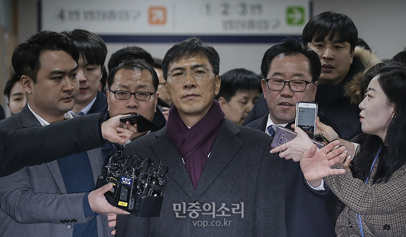 비서를 성폭행한 혐의를 받고 있는 안희정 전 충남지사가 1일 오후 서울 서초구 고등법원에서 열린 항소심 선고 공판에 출석하고 있다.