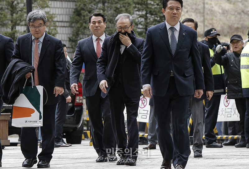 이명박 전 대통령 항소심 재판 출석 모습.