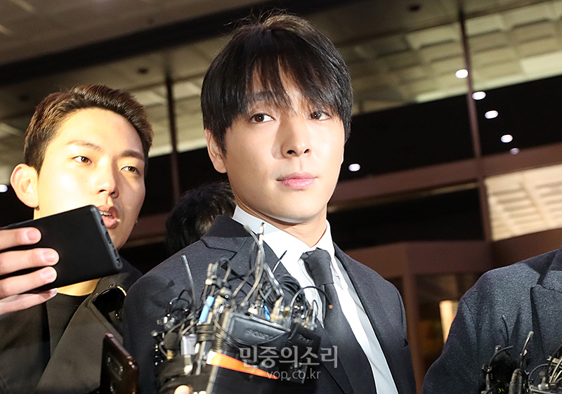 불법 동영상 유포 혐의 및 경찰유착 의혹이 있는 FT아일랜드 전 멤버 최종훈이 16일 오전 서울 종로구 서울지방경찰청 광역수사대에 피의자 신분으로 소환되고 있다.