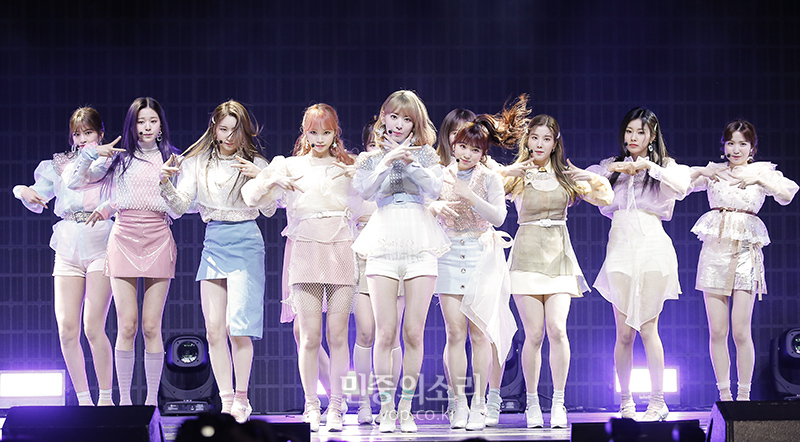 걸그룹 아이즈원이 1일 오후 용산구 블루스퀘어 아이마켓홀에서 열린 두 번째 미니앨범 ‘HEART*IZ’ 발매 기념 쇼케이스에서 새로운 무대를 선보이고 있다.