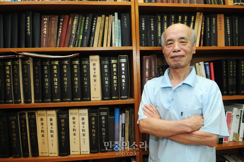 역사학자 이이화 선생이 10일 오후 경기도 파주의 자택에서 민중의소리와 인터뷰를 하기 전 포즈를 취하고 있다.