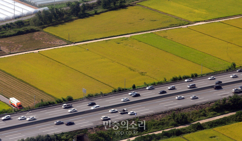 추석 연휴를 앞두고 경기도 수원 인근 경부고속도로를 달리는 추석 귀성 차량들. 좌우로 벼가 익어가는 논이 보인다.(자료사진)