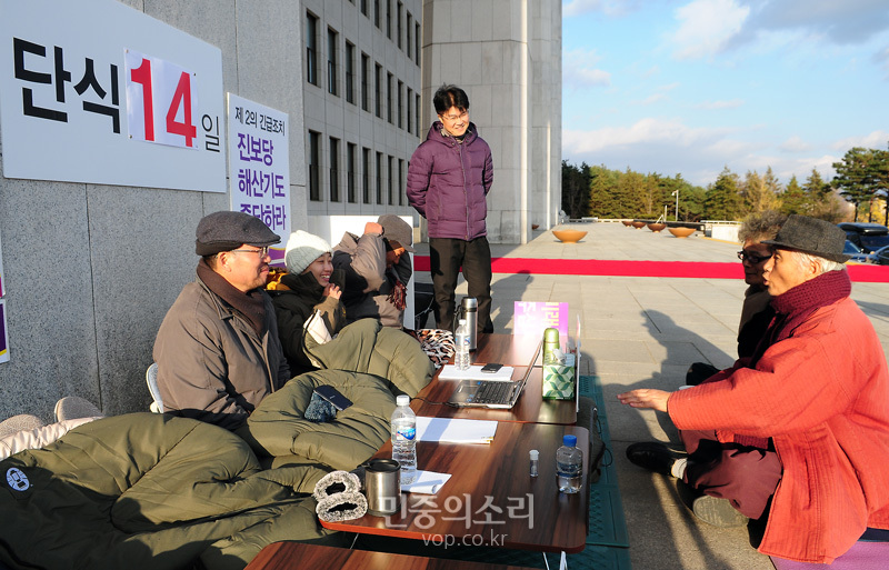 통합진보당 정당 해산 청구 철회를 요구하며 2013년 11월, 14일 째 단식농성 중인 오병윤 원내대표와 김재연, 김선동 의원이 19일 오후 서울 여의도 국회 본청 앞 농성장에서 오종렬 한국진보연대 총회의장, 한도숙 농정신문 대표와 이야기를 나누고 있다.