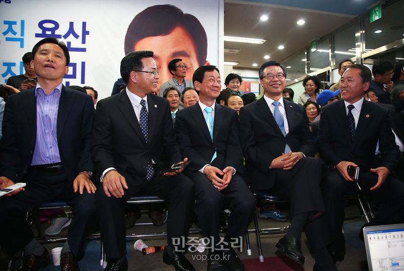 지난 2016년 20대 총선 당시 더불어민주당 진영 후보(용산구)가 선거사무소에서 지지자들과 함께 밝은 표정으로 개표방송을 지켜보고 있는 모습. 자료사진.