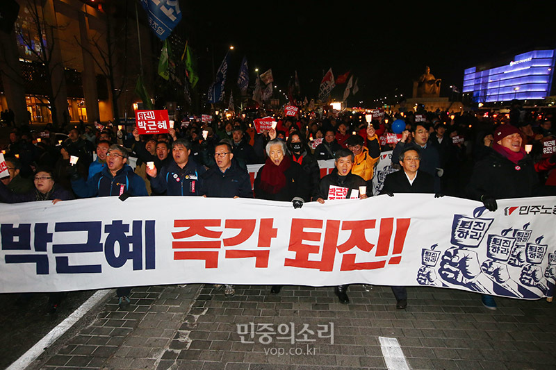 30일 오후 서울 광화문광장에서 박근혜 즉각 퇴진 촉구 1차 총파업 및 시민불복종 광화문 촛불에 참가한 민주노총 지도부와 백기완 통일문제연구소 소장 등이 행진하며 구호를 외치고 있다.2016.11.30