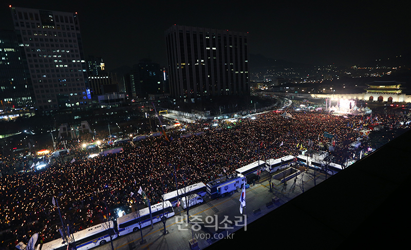 2016년 12월:31일 오후 서울 광화문 광장에서 열린 박근혜 즉각퇴진 조기탄핵 송박영신 10차 범국민행동의 날에서 많은 참가자들이 촛불을 들고 있다.