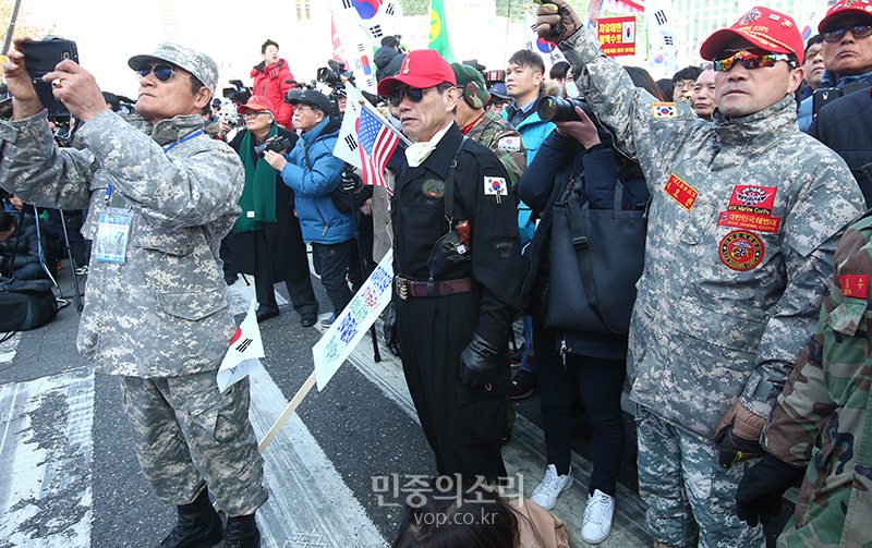 11일 오후 서울 중구 덕수궁 대한문 앞에서 열린 제12차 탄핵기각 총궐기 국민대회에서 군복을 입은 참가자가 총을 가지고 있다.