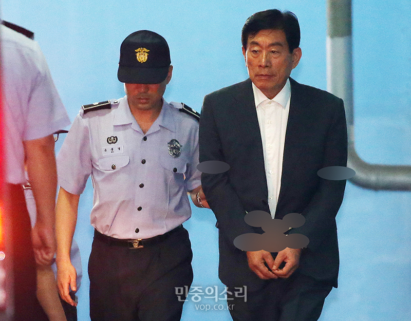 원세훈 전 국정원장이 30일 오후 서울 서초구 서울고등법원에서 열린 국정원 댓글 사건 파기환송심 선고공판에서 선거법 위반 등으로 징역 4년을 받은 뒤 구치소로 향하고 있다.