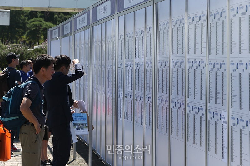 취업준비생들이 국회에서 열린 청년일자리박람회에서 채용게시판을 살펴보고 있다.