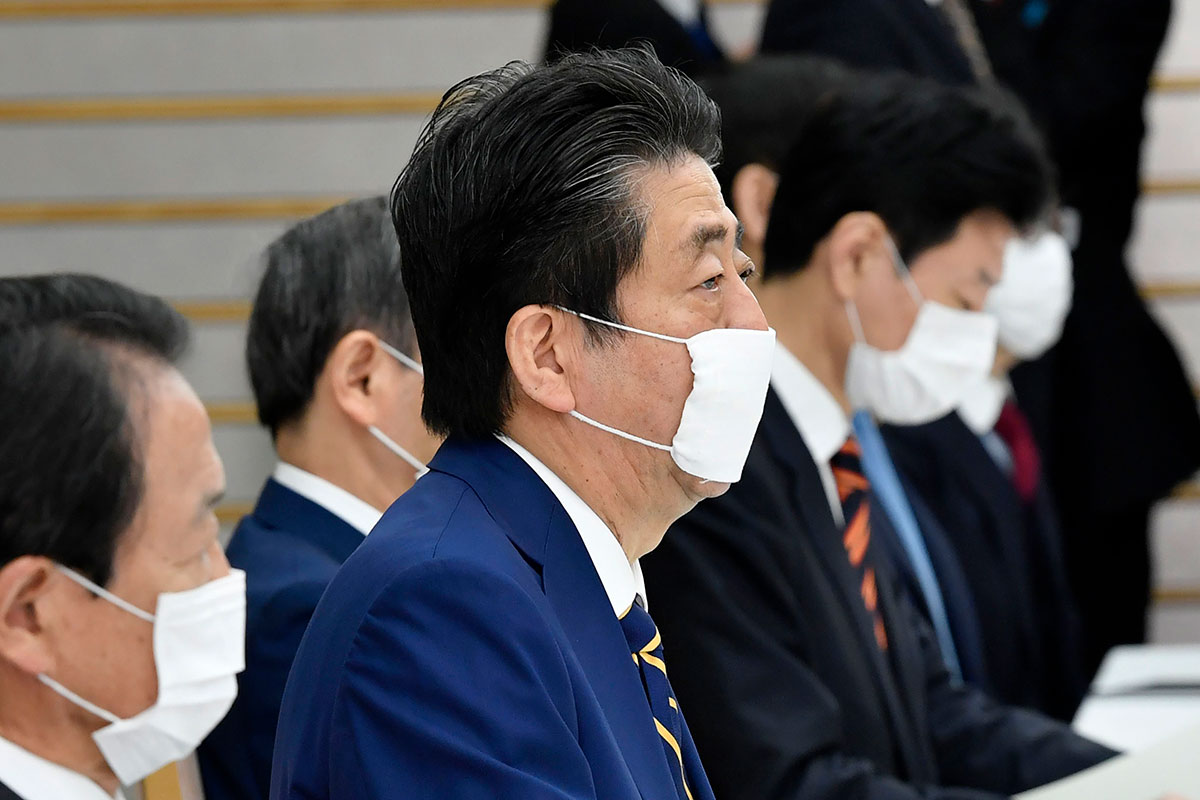 아베 총리의 얼굴을 제대로 가리지 못하고 있는 마스크 2020.04.07.