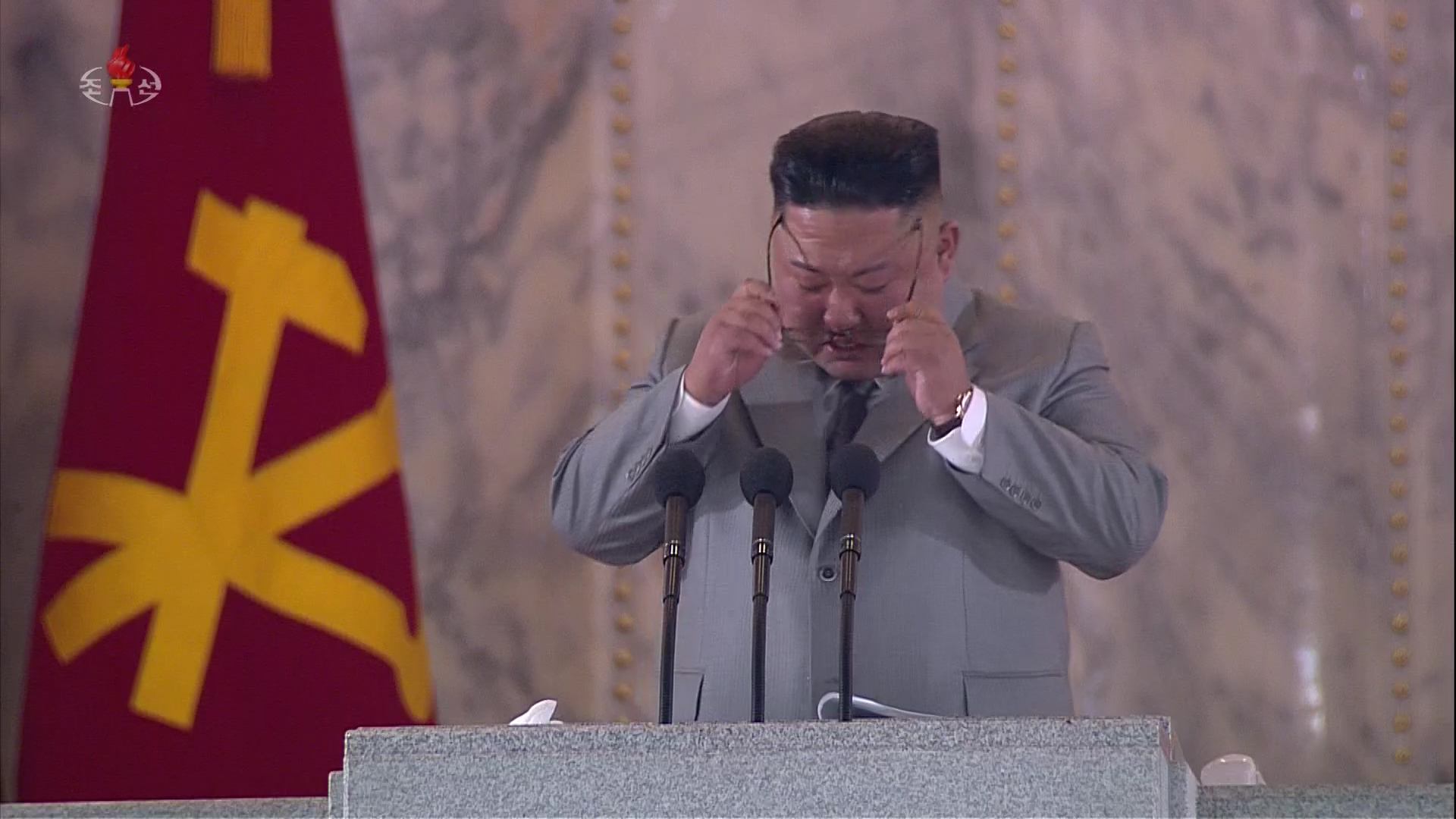 북한 조선중앙TV가 지난 10일 오후 김정은 국무위원장이 노동당 창건 75주년 경축 열병식 연설중 울먹이는 모습을 방송하고 있다. (사진= 조선중앙TV 캡처)