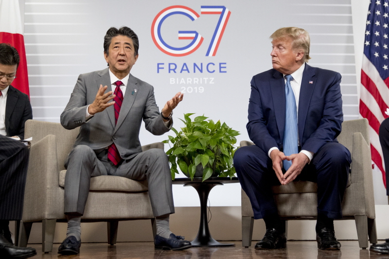 도널드 트럼프 미국 대통령과 아베 신조 일본 총리가 25일(현지 시간) 프랑스에서 열린 주요 7개국(G7) 정상회담에 참석 중에 북한의 미사일 발사 시험 등 북한 문제를 놓고 입장이 완전히 대립하는 장면을 연출했다.