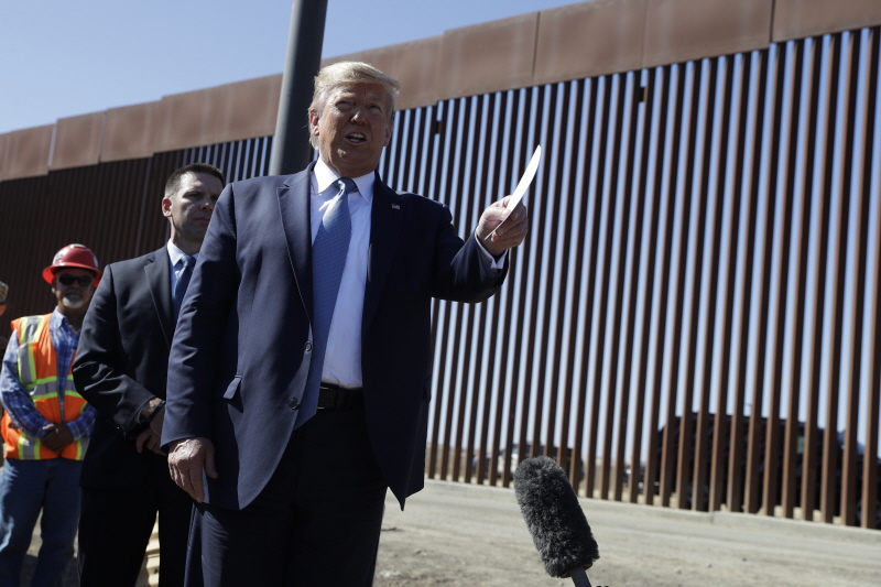 멕시코와의 국경장벽이 있는 지역을 방문한 도널드 트럼프 미국 대통령(자료사진)