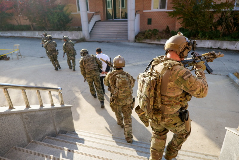미 국방부는 12월 16일 한미 특전사 대원들의 훈련 모습을 담은 12장의 사진을 공개했다.