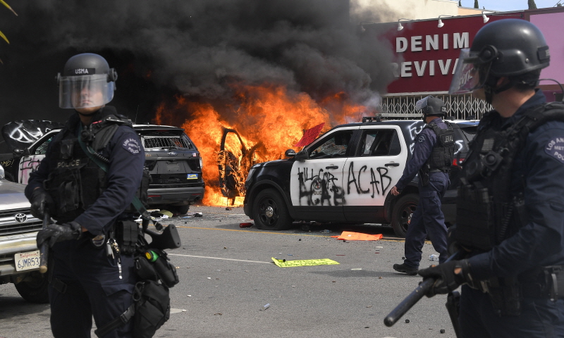미국 로스앤젤레스(LA)에서 지난달 31일(현지 시간) 흑인 사망에 항의하는 과격한 시위대에 의해 경찰차가 불타고 있다.