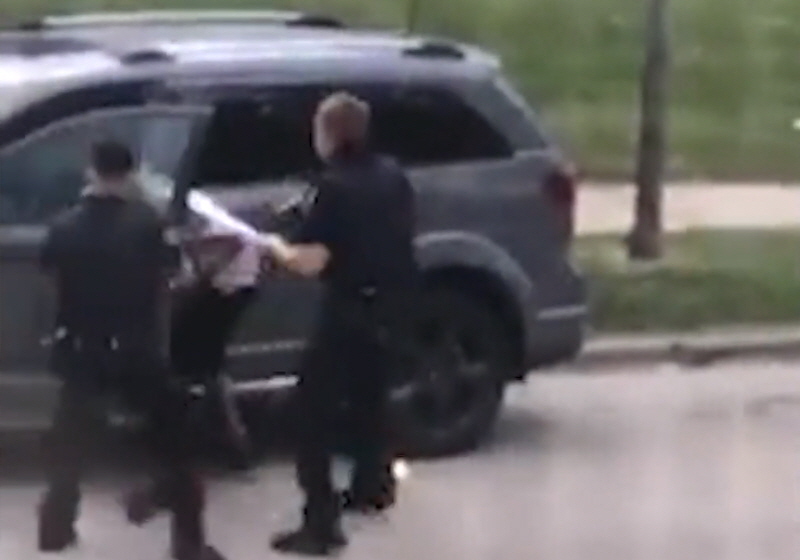 미국 위스콘신주 경찰이 차량의 문을 열려고 하는 비무장 상태인 흑인 남성의 등 뒤에서 여러 차례 총격을 가하고 있다.