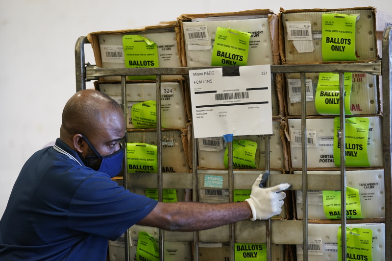 미국 플로리다주에서 한 우체국 직원이 2020년 대선 우편투표 기표 용지가 담긴 박스를 옮기고 있다. (2020.10.1 자료 사진)