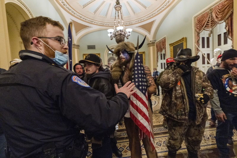도널드 트럼프 대통령 지지자들이 6일(현지 시간) 미 의회 의사당에 난입해 저지하는 경찰과 대치하고 있다.