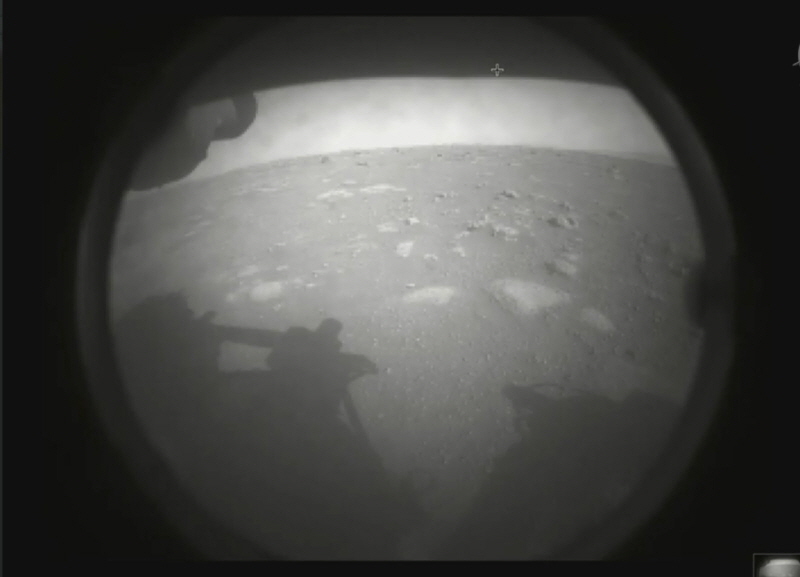 미국 항공우주국(NASA)이 18일(현지 시간) 화성탐사선 퍼서비어런스가 보내온 첫 흑백 사진을 공개했다.