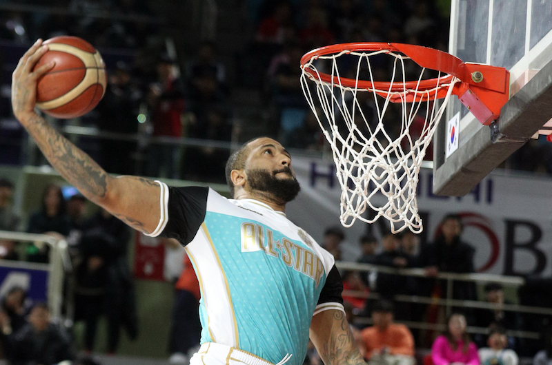 ‘2019-2020 현대모비스 KBL 올스타전’ 외국선수 덩크 콘테스트 결선에서 전자랜드 트로이 길렌워터가 덩크슛을 시도하고 있다.