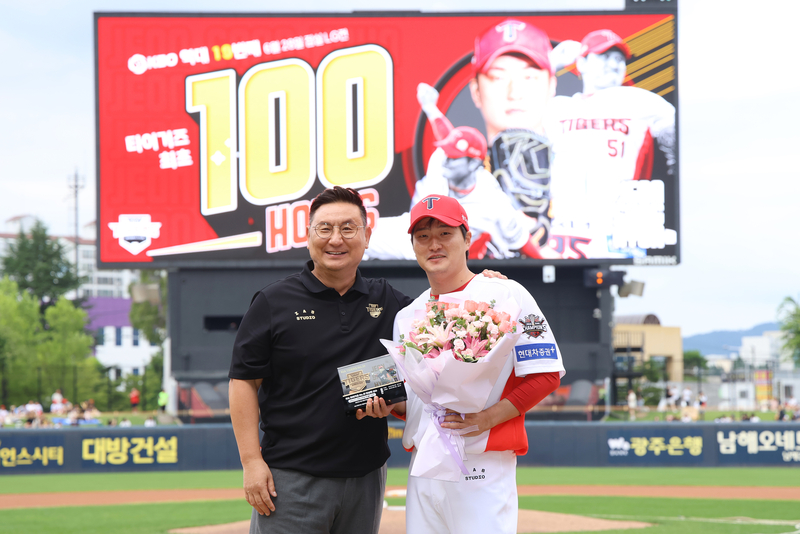 KIA타이거즈 전상현, 100홀드 달성 시상식