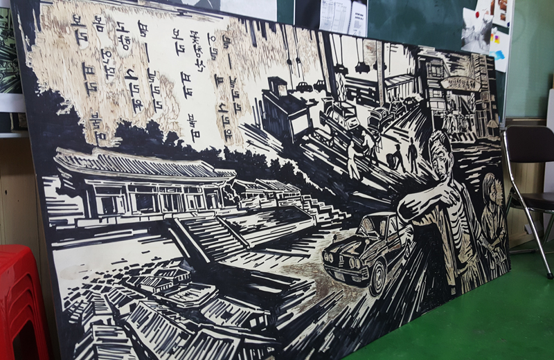 윤종필 교장은 꾸물꾸물문화학교 동네예술대학에서 커뮤니티 판화 수업을 통해 주민들과 대형 공동판화 작업을 진행하고 있다.