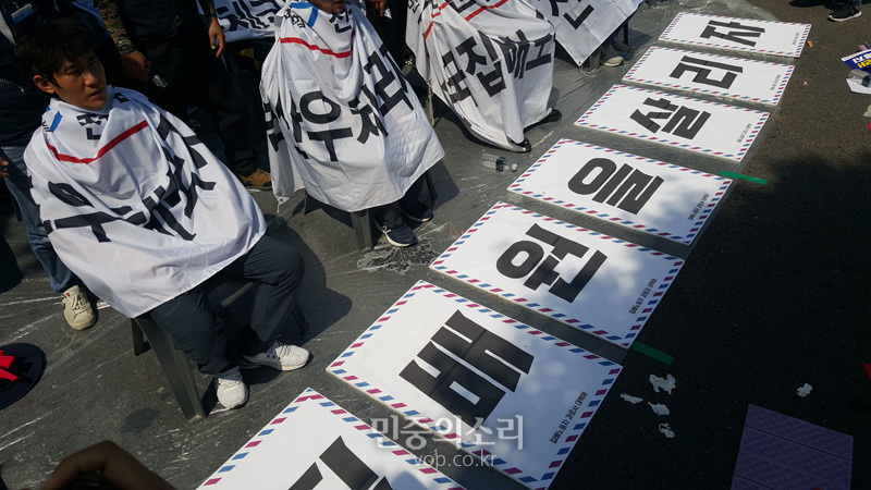 민주노총 공공운수노조 전국집배노동조합(이하, 집배노조)는 6날 청와대 사랑채 앞에서 ‘정규인력 증원’과 ‘토요택배 완전폐지’를 촉구하는 집회를 열고 삭발식을 진행했다.