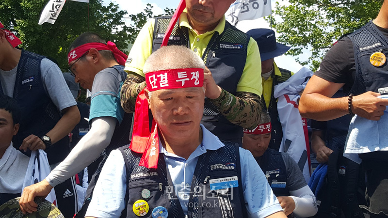 민주노총 공공운수노조 전국집배노동조합(이하, 집배노조)는 6날 청와대 사랑채 앞에서 ‘정규인력 증원’과 ‘토요택배 완전폐지’를 촉구하는 집회를 열고 삭발식을 진행했다.