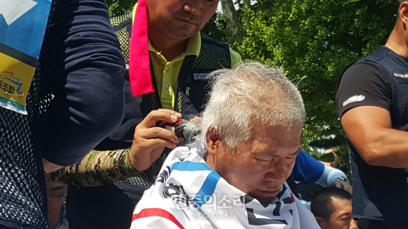 민주노총 공공운수노조 전국집배노동조합(이하, 집배노조)는 6날 청와대 사랑채 앞에서 ‘정규인력 증원’과 ‘토요택배 완전폐지’를 촉구하는 집회를 열고 삭발식을 진행했다.