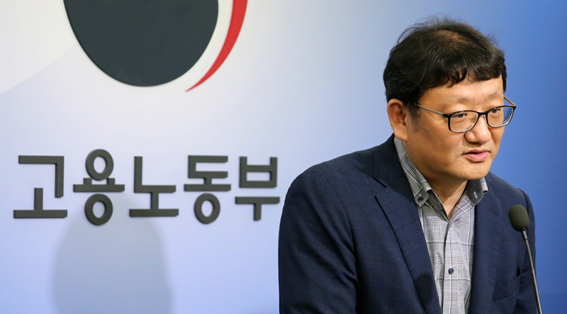 권기섭 고용노동부 근로감독정책단장이 31일 정부세종청사 고용부 브리핑실에서 '재량간주근로시간제 운영 가이드 발표' 브리핑을 하고 있다. 재량근로제는 '업무의 성질에 비추어 업무수행 방법을 근로자의 재량에 위임할 필요가 있는 업무로서 대통령령으로 정하는 업무는 사용자가 근로자대표와 서면합의로 정한 시간을 근로한 것으로 간주'하는 제도이다. 2019.7.31.
