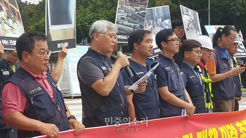 건설노조는 13일 청와대 앞에서 건설현장 폭염 실태 폭로 및 대책 마련과 관련한 기자회견을 열었다.