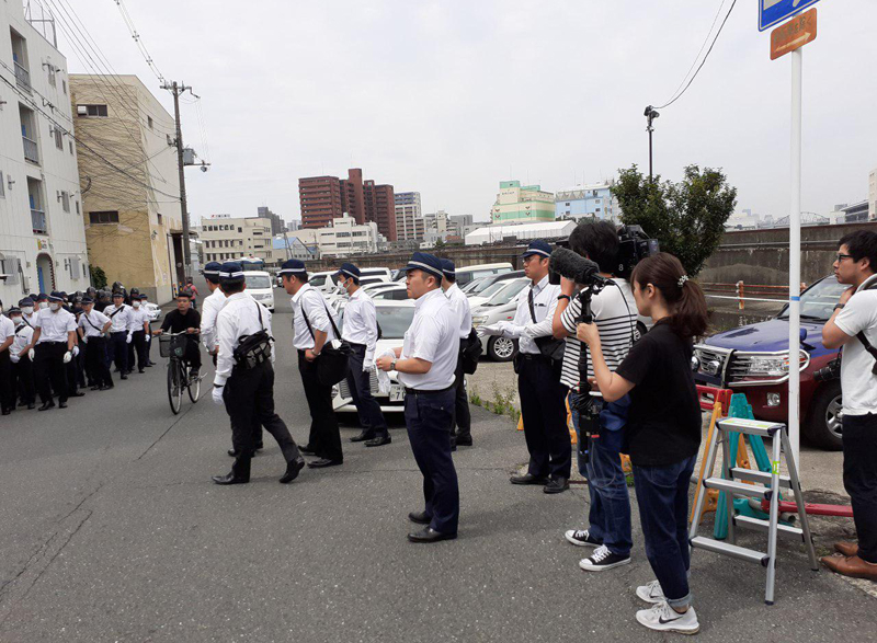 지난 7월 5일 일본 경찰이 산케이 신문 기자들을 대동하고 연대노조 사무실 압수수색을 진행하고 있는 모습.