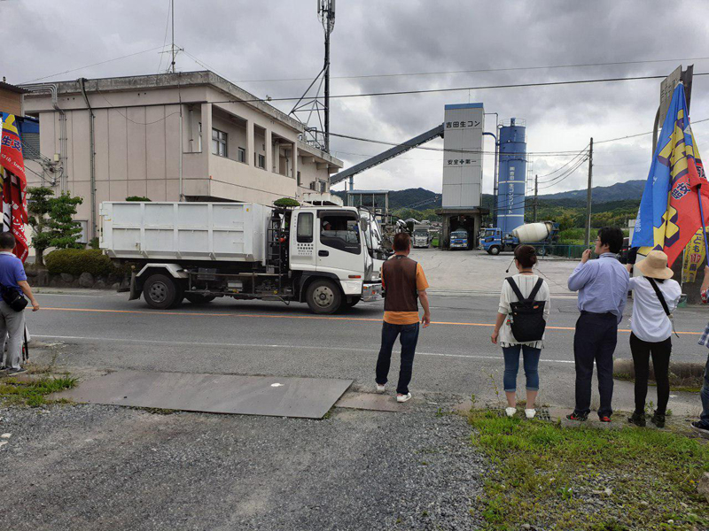 연대노조가 일본의 한 레미콘 공장을 찾아가 항의행동을 전개하고 있다.