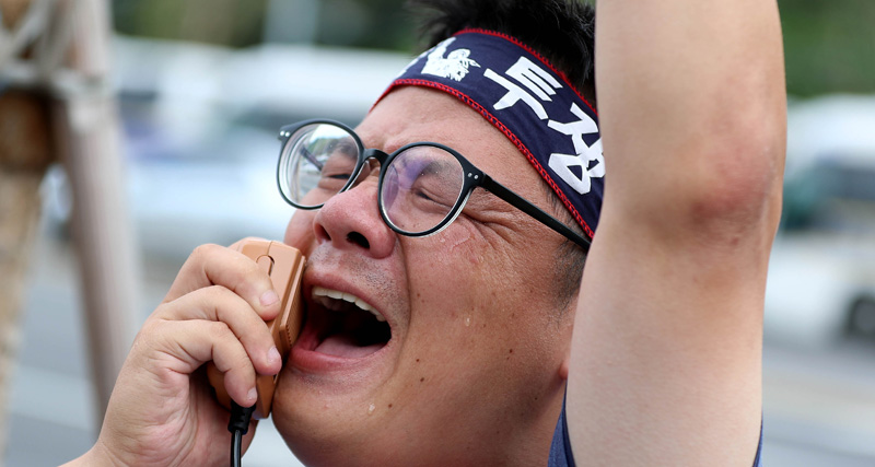 대법원이 톨게이트 수납원 근로자 지위소송에 대해 판결을 내린 29일 오전 서울 서초구 대법원 앞에서 승소한 톨게이트 노조 이진호 집회진행팀장이 기쁨의 눈물을 흘리며 구호를 외치고 있다. 2019.08.29.