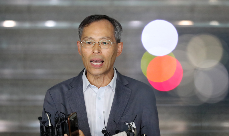 최성해 동양대 총장 명의의 표창장 위조 의혹에 대해, 자체 조사를 벌여 온 동양대 권광선 진상조사단장이 9일 오후 경북 영주시 동양대학교 대학본부 1층 로비에서 조사 결과를 발표하고 있다. 2019.09.09